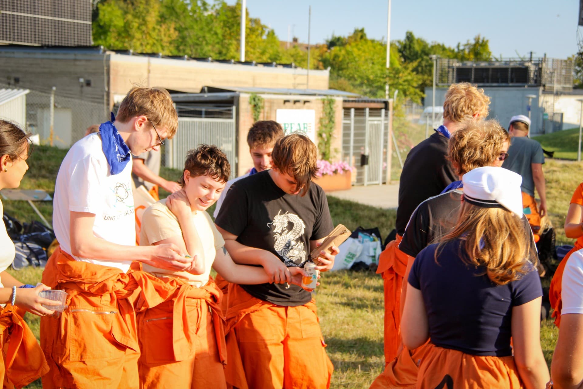 A group of people discussing and laughing together at a nollning event